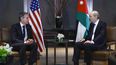 El secretario de Estado de EEUU Antony Blinken (i) con el ministro de exteriores jordano Ayman Safadi en Amán, Jordania, el 7 de enero de 2024.&nbsp;