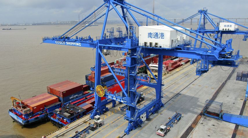 Contenedores son cargados en un buque en el puerto de Nantong, en el este de China.