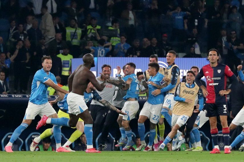 El delantero belga número 11 del Napoli, Romelu Lukaku (2-I), celebra con sus compañeros tras anotar el segundo gol de su equipo durante el partido de la Serie A italiana entre el Napoli y el Cagliari en el estadio Diego Armando Maradona de Nápoles el 23 de mayo de 2025.&nbsp;