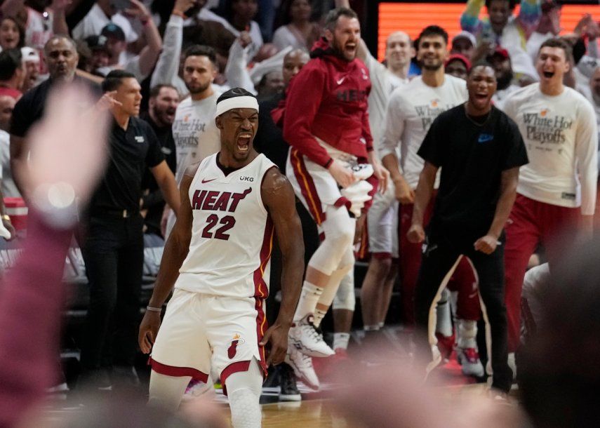 El alero del Heat de Miami, Jimmy Butler, tras una canasta en la segunda mitad del juego 4 de la serie de primera ronda de la postemporada ante los Bucks de Milwaukee, el lunes 24 de abril del 2023.