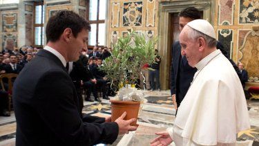 &nbsp;Fotografía difundida por el Osservatore Romano que muestra al Papa Francisco (der.) recibiendo un olivo de manos del delantero argentino Lionel Messi (izq.) al final de una audiencia privada en el Vaticano el 13 de agosto de 2013, en vísperas de un partido amistoso internacional de fútbol entre Italia y Argentina. El Papa Francisco falleció el 21 de abril de 2025 a los 88 años, un día después de su esperada aparición en la Plaza de San Pedro el Domingo de Pascua, según informó el Vaticano en un comunicado. El astro del fútbol argentino Lionel Messi agradeció al Papa Francisco el lunes por hacer del mundo un lugar mejor.&nbsp;