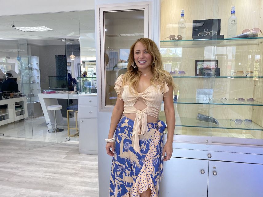 La intérprete Maite Rivero durante un evento de ayuda para pequeños de Miami, este sábado 15 de mayo en la óptica Oberti Luxury Eyewear.