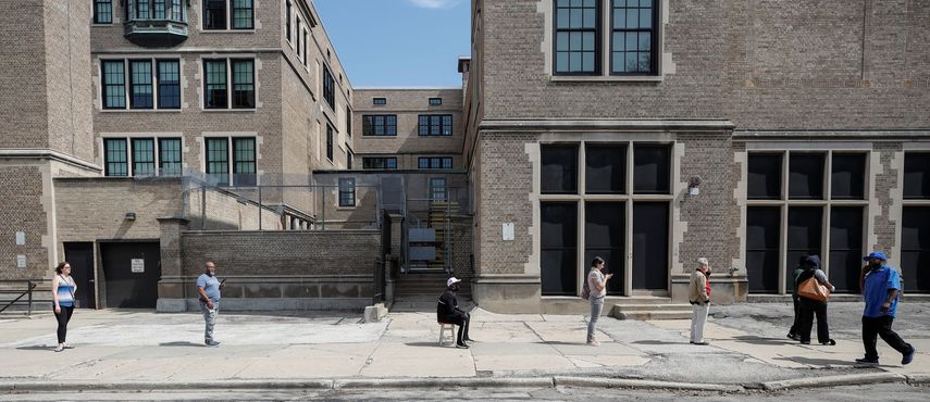 Electores en Wisconsin acuden a los centros de votaci&oacute;n.