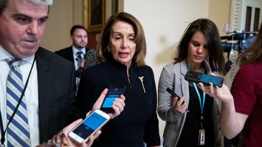 La presidenta de la Cámara de Representantes, la demócrata Nancy Pelosi (cen.), habla con la prensa previo a la votación de un proyecto de ley de presupuesto del Gobierno federal.