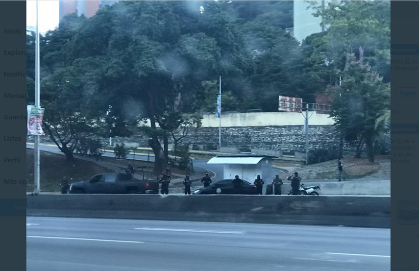 Un grupo de hombres armados, presuntamente de las fuerzas policiales del régimen, amaneció este martes en la Autopista Francisco Fajardo, bloqueando una de las salidas de la urbanización Santa Fe Norte, al este de Caracas.&nbsp;