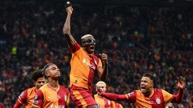 El centrocampista gabonés del Galatasaray, Mario Lemina (izq.), celebra con el delantero nigeriano del Galatasaray, Victor Osimhen (centro), y el defensa senegalés del Galatasaray, Ismail Jakobs, tras marcar el primer gol durante el partido de ida de los octavos de final de la UEFA Champions League entre el Galatasaray SK y el Liverpool FC en el Complejo Deportivo Ali Sami Yen de Estambul el 10 de marzo de 2026.&nbsp;