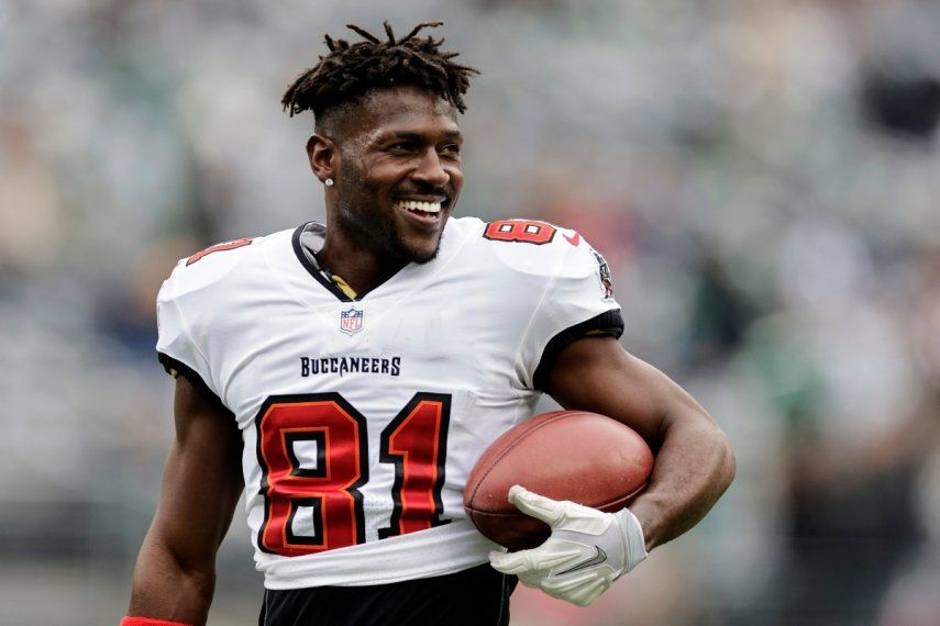 El receptor de los Buccaneers de Tampa Bay, Antonio Brown, camina en el campo durante el encuentro ante los Jets de Nueva York. El miércoles 21 de diciembre del 2022, retiran los cargos contra Brown tras ser acusado en un incidente doméstico a finales de noviembre.