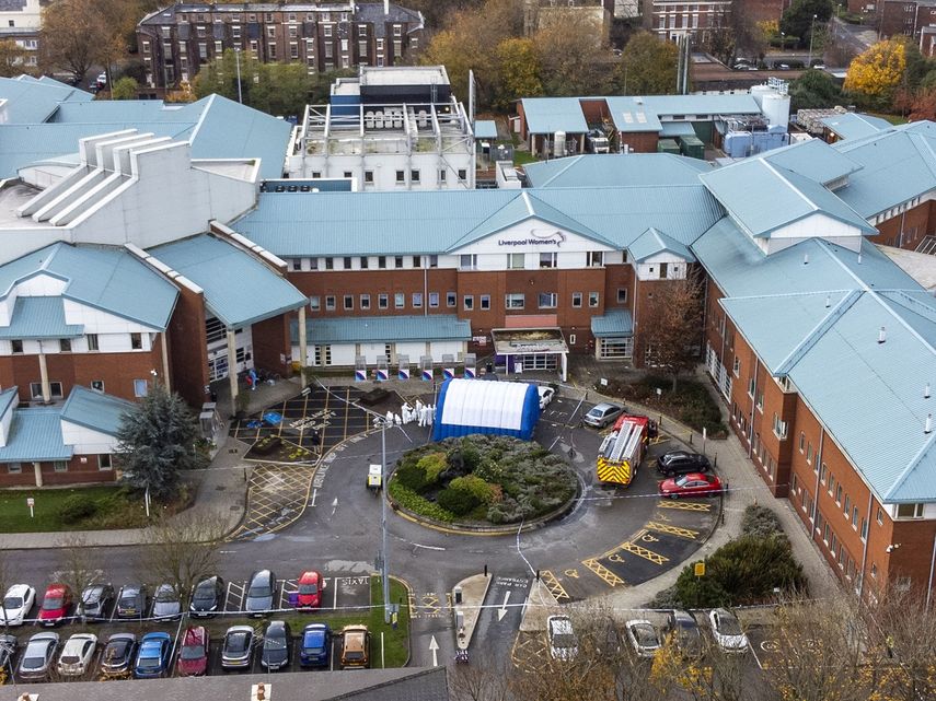 Vista aérea de actividad policial en la calle Sutcliffe, distrito de Kensington, después que una explosión frente al Hospital de Mujeres de Liverpool mató a una persona y lesionó a otra el domingo en Liverpool, Inglaterra, martes 16 de noviembre de 2021.&nbsp;&nbsp;