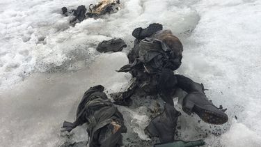 Fotografía cedida este martes, 18 de julio de 2017, por Glacier 3000, que muestra varias prendas de ropa y botas, que podrían ser de Marcelin y Francine Dumoulin, en el macizo de Les Diablerets, en Suiza, 13 de julio de 2017. La&nbsp;pareja&nbsp;desapareció tras ir a dar de comer a su ganado en los Alpes en 1942. Los cuerpos fueron hallados con ropa de la época de la II Guerra Mundial y se cree que han permanecido en el hielo entre 70 y 80 años. Todavía no ha sido realizada la prueba de ADN en los huesos encontrados.&nbsp;