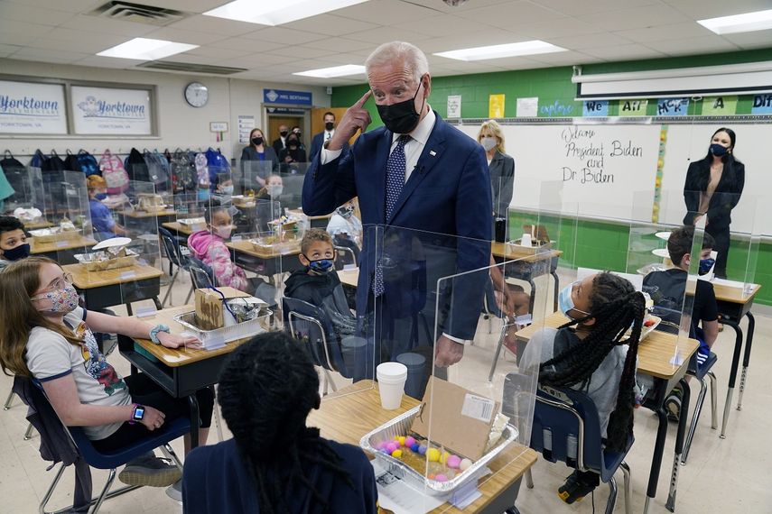 El presidente estadounidense Joe Biden habla con estudiantes durante una visita a la Escuela Primaria Yorktown, en Yorktown, Virginia, el 3 de mayo de 2021.