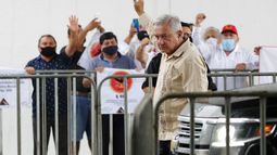 El presidente mexicano Andr&eacute;s Manuel L&oacute;pez Obrador saluda a sus simpatizantes en L&aacute;zaro C&aacute;rdenas, Quintana Roo, M&eacute;xico, el lunes 1 de junio de 2020.&nbsp;