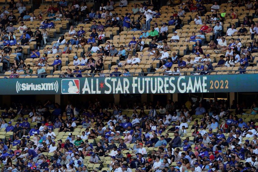 Fanáticos presencian el Juego de Futuras Estrellas, el sábado 10 de julio de 2022, en Los Ángeles