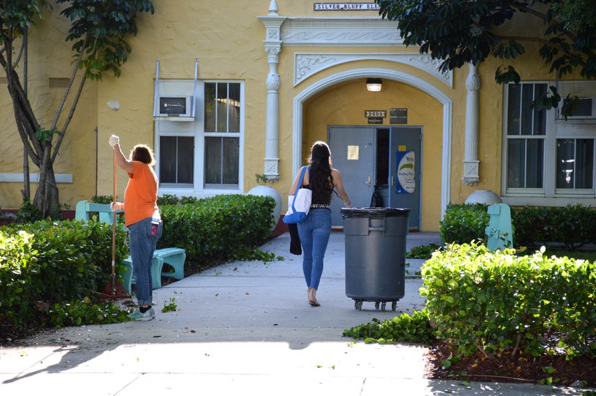 Entrada al colegio electoral 579, en la escuela primaria Silver Bluff, Miami.