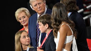 El expresidente Trump con sus nietos en la Convención Republicana.