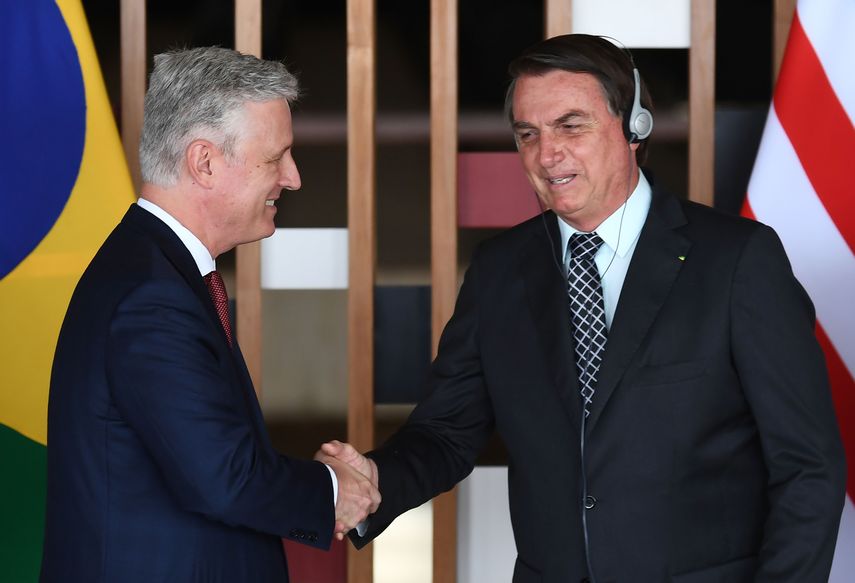 El consejero de Seguridad Nacional de Estados Unidos, Robert OBrien, estrecha la mano del presidente de Brasil Jair Bolsonaro.