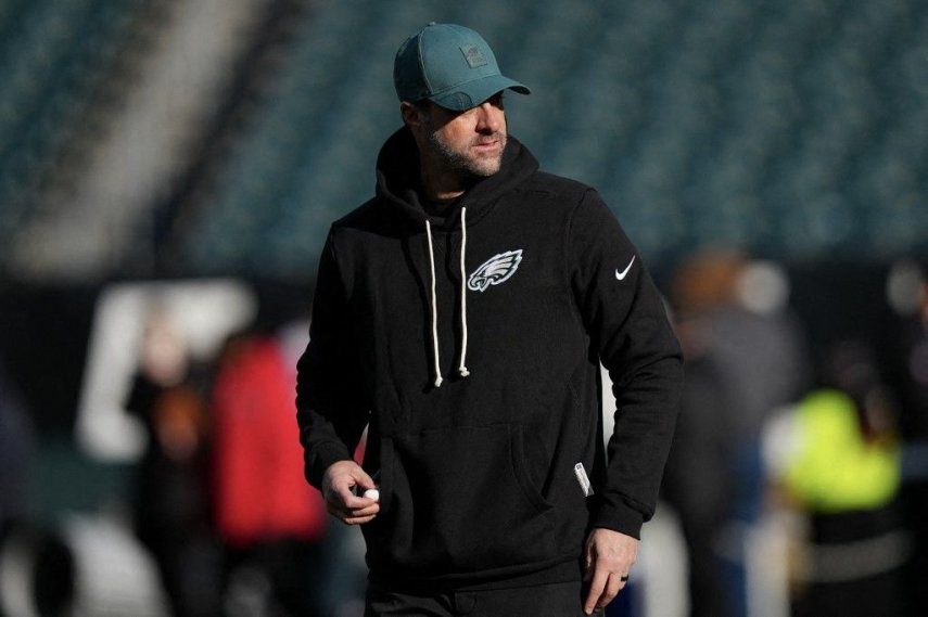 El coordinador ofensivo Kevin Patullo, de los Philadelphia Eagles, observa antes del partido de la ronda de comodines de la NFC contra los San Francisco 49ers en el Lincoln Financial Field el 11 de enero de 2026 en Filadelfia, Pensilvania.&nbsp;