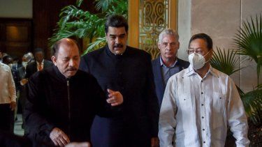 De izquierda a derecha el dictador de Nicaragua, Daniel Ortega; el dictador de Venezuela, Nicolás Maduro; el designado gobernante de Cuba, Miguel Díaz-Canel, y el presidente de Bolivia, Luis Arce, caminan juntos durante la Cumbre del ALBA en el Palacio de la Revolución en La Habana, Cuba, el martes 14 de diciembre de 2021. 