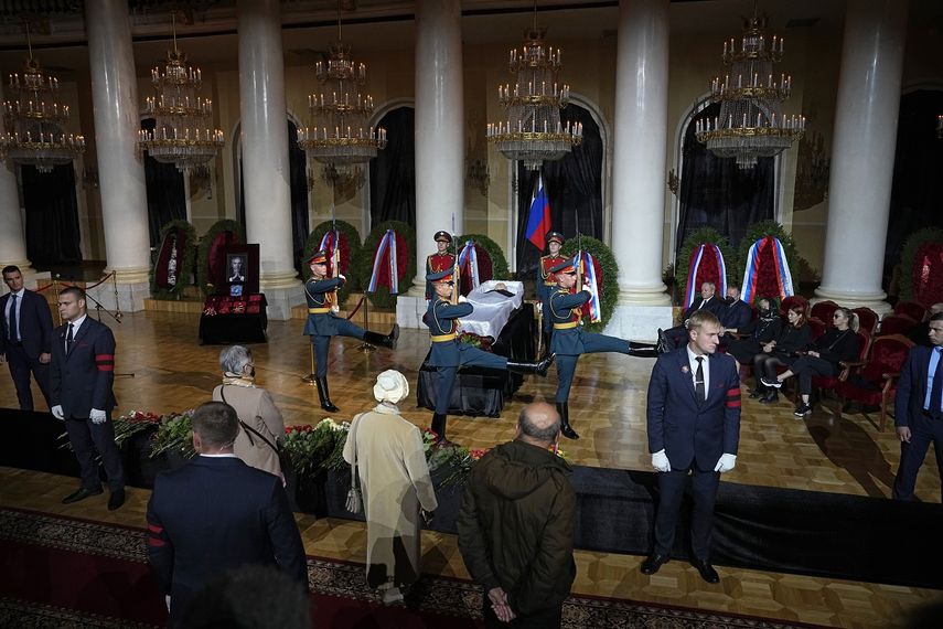 Una guardia de honor marcha delante del féretro del exlíder soviético Mijaíl Gorbachov, en la Sala de las Columnas de la Casa de los Sindicatos, antes de su funeral, en Moscú, Rusia, el 3 de septiembre de 2022.&nbsp;