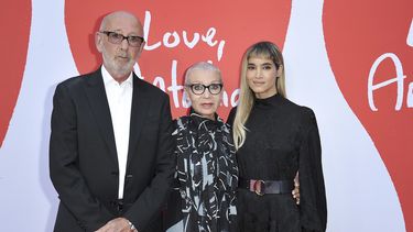 Viktor Yelchin e Irina Korina, padres del actor&nbsp;Anton Yelchin, junto a la actriz y bailarina argelina&nbsp;Sofia Boutella.
