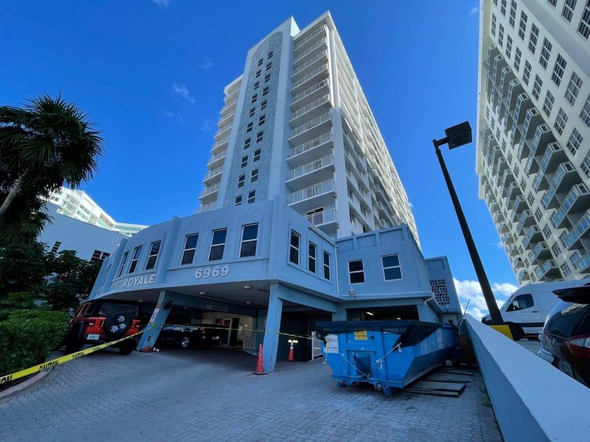 Las autoridades de Miami Beach desalojaron los 164 apartamentos del condominio Port Royale, ubicado en 6969 de Collins Avenue por considerar que la estructura es insegura.