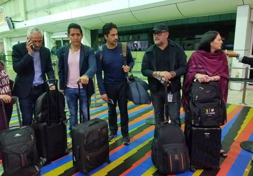 Fotografía cedida por el equipo de Univision en Venezuela, donde se observa al equipo de trabajo del periodista Jorge Ramos (izq.), deportados por el régimen de Nicolás Maduro tras permanecer detenidos dos horas y media en el Palacio de Miraflores por orden del dictador.