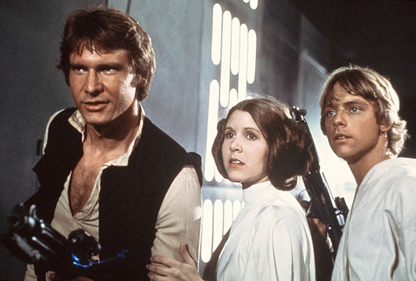 En esta imagen de 1977 proporcionada por la 20th Century-Fox Film Corporation, Harrison Ford, Carrie Fisher y Mark Hamill se muestran en una escena de la película Star Wars, lanzado por la 20th Century-Fox. (AP)