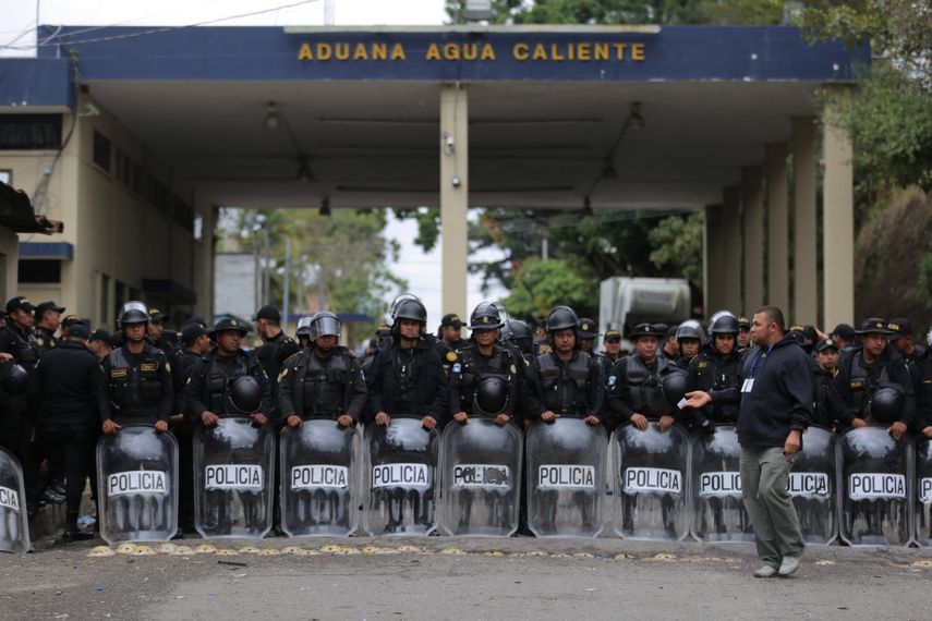 Polic&iacute;as custodian la aduana de Aguas Calientes, Honduras.&nbsp;