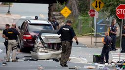 La policía del estado de Virginia inspecciona el sitio donde un vehículo atropelló a un grupo de manifestantes en Charlottesville, Virginia, este 12 de agosto de 2017.&nbsp;