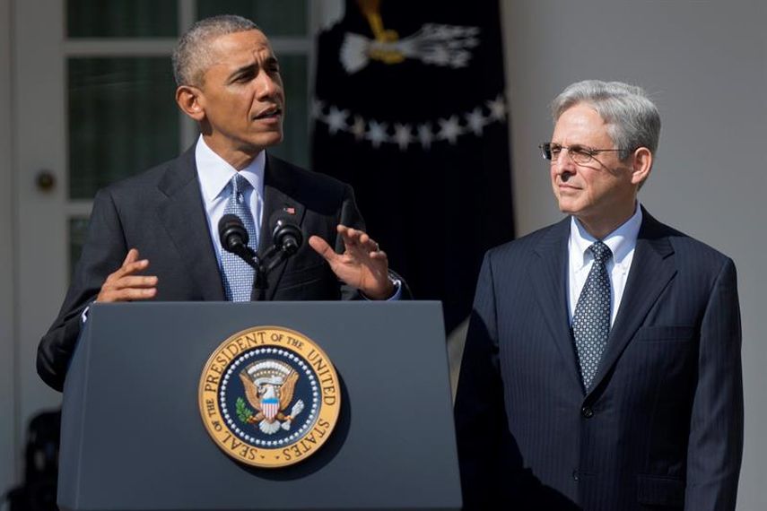 El presidente estadounidense, Barack Obama (i), confirma, durante una ceremonia celebrada en la Casa Blanca, Washington, la designación del juez Merrick Garland (d) para cubrir la vacante en el Tribunal Supremo (EFE)
