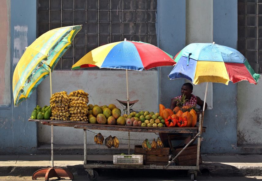 Un hombre vende frutas en una calle de La Habana. (EFE/ARCHIVO)