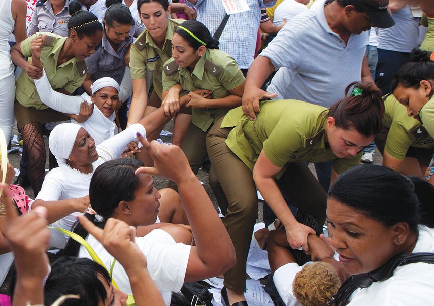El grupo opositor Damas de Blanco es fuertemente reprimido durante una protesta en La Habana.