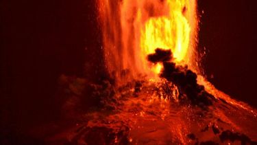 Erupción del volcán Villarrica, hoy 3 de marzo de 2015, en Villarrica, a unos 750 kilómetros al sur de Santiago de Chile. Unas 4000 personas han sido evacuadas debido al riesgo de aluviones generados por el derretimiento de la nieve en la cima del volc