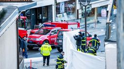 Se puede ver a los equipos de rescate en el lugar de un incendio que arrasó un bar en la lujosa estación de esquí alpina de Crans Montana, el 1 de enero de 2026.