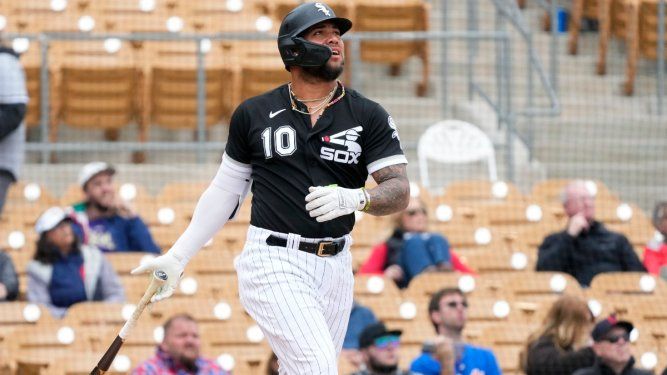 El infielder de los Medias Blancas de Chicago, Yoán Moncada, observa una conexión durante el encuentro primaveral del primero de marzo de 2023, en Phoenix.