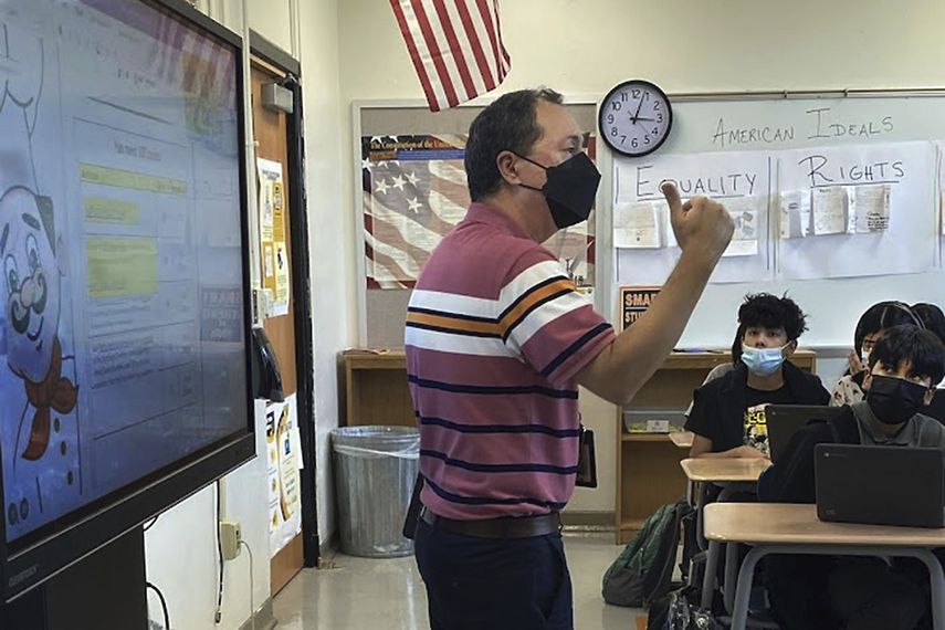 Esta foto muestra a Daniel Santos, un profesor de historia de una escuela secundaria durante una clase en noviembre de 2021, en Houston.&nbsp;