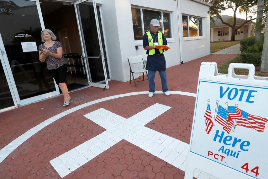 Una votante utiliza gel desinfectante al salir de un centro de votaci&oacute;n para las primarias presidenciales de Florida, el martes 17 de marzo de 2020 en Bonita Springs, Florida.