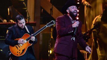 La cantautora mexicana Carin León se presenta en el escenario durante la 25a Entrega Anual de los Premios Latin Grammy en el Kaseya Center en Miami, Florida, el 14 de noviembre de 2024.&nbsp;