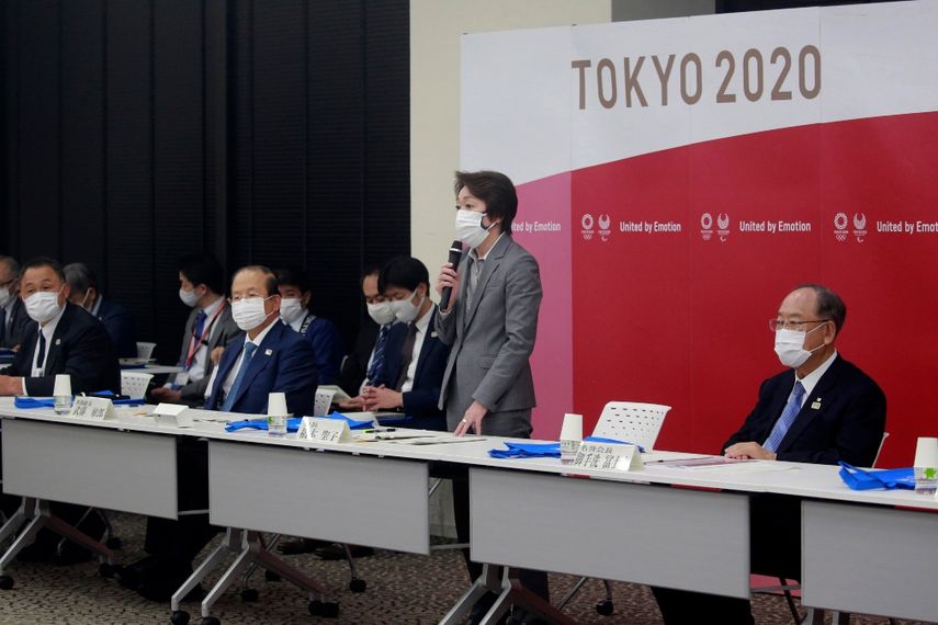 La presidenta del Comité Organizador de Tokyo 2020, Seiko Hashimoto, en el centro, habla durante una reunión de la junta directiva en Tokio, el martes 2 de marzo de 2021.&nbsp;