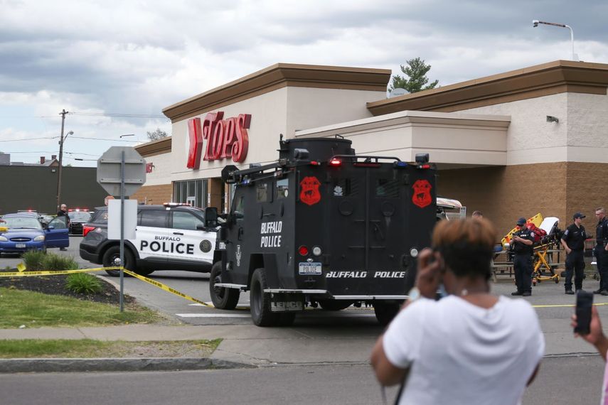 Una multitud se congrega cuando la policía investiga un tiroteo en un supermercado, el sábado 14 de mayo de 2022, en Buffalo, Nueva York.&nbsp;