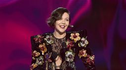 Maggie Gyllenhaal acepta el premio a Mejor Director por La hija perdida en el escenario durante los Premios Film Independent Spirit 2022 el 6 de marzo de 2022 en Santa Mónica, California.