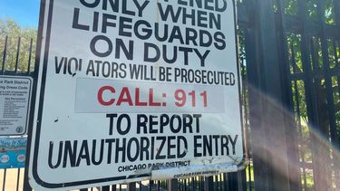 Un letrero que advierte que la piscina sólo operará con salvavidas en Wrightwood Park en Chicago, junio de 2022.