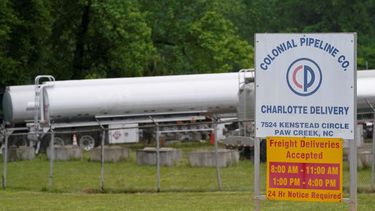 Camiones cisterna están estacionados junto a la entrada de la Colonial Pipeline Company, el operador del oleoducto más grande de Estados Unidos.&nbsp;