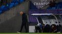 Zinenide Zinada, entrenador del Real Madrid, cabizbajo durante un partido de Champions en el que el club español recibió tres goles en el primer tiempo Zinenide Zinada, entrenador del Real Madrid, cabizbajo durante un partido de Champions en el que el club español recibió tres goles en el primer tiempo
