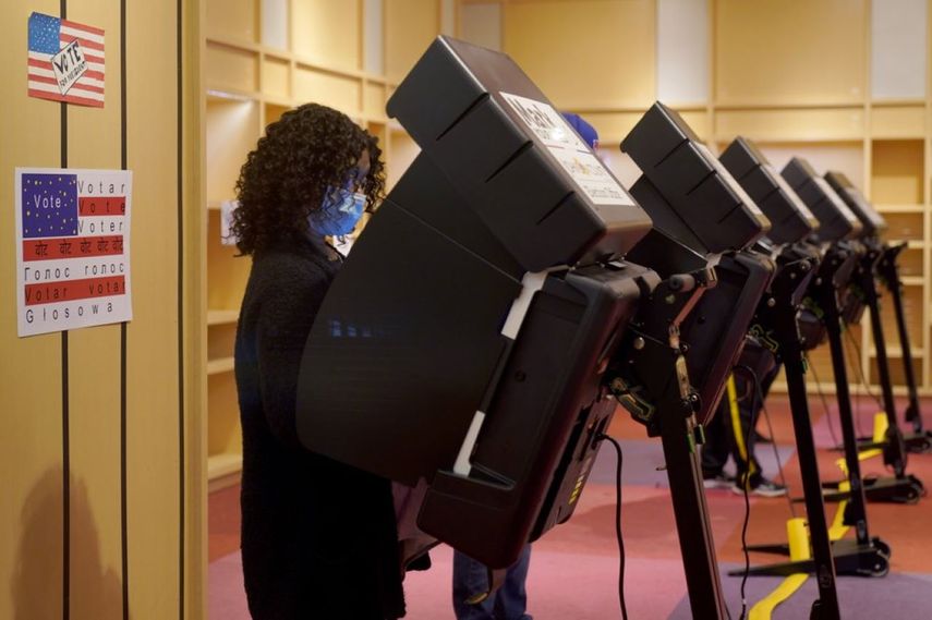 Una mujer vota en el primer día de votaciones adelantadas en una tienda cerrada en el Oak Park Mall el sábado, 17 de octubre del 2020 en Overland Park, Kansas.