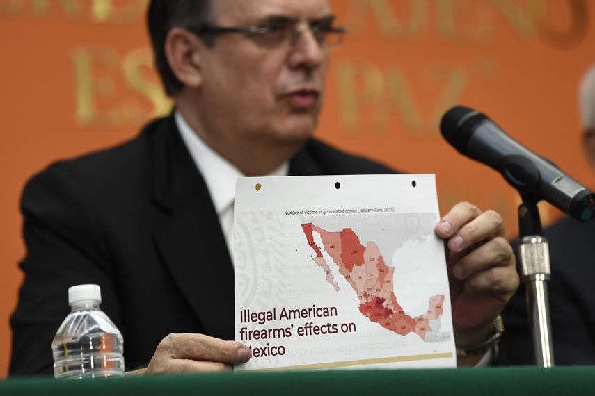 El canciller mexicano Marcelo Ebrard sostiene un gr&aacute;fico mientras habla durante una conferencia de prensa en la embajada de M&eacute;xico en Washington el martes 10 de septiembre de 2019.&nbsp;
