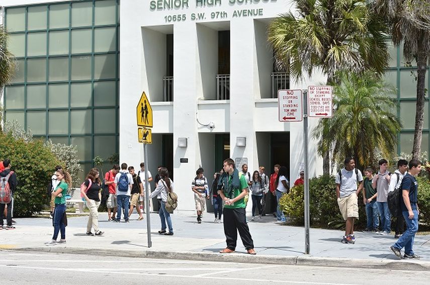 Estudiantes de la secundaria Miami Killian a la salida de la escuela al día siguiente del ataque en que una estudiante hirió con un arma a uno de sus compañeros. (Álvaro Mata)