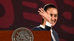 La presidenta electa de México, Claudia Sheinbaum, saluda durante una conferencia de prensa en el Palacio Nacional en la Ciudad de México el 10 de junio de 2024.