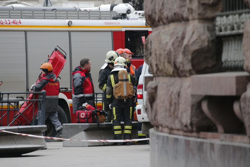 Bomberos y trabajadores de los servicios de emergencias se preparan para entrar en el metro tras el atentado terrorista ocurrido en el suburbano de San Petersburgo,&nbsp;Rusia&nbsp;este 3 de abril de 2017.&nbsp;