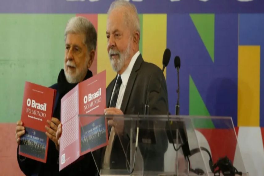 El entonces candidato y actual presidente de Brasil, Luiz Inácio Lula da Silva, junto a su asesor de política exterior, Celso Amorim, en São Paulo el 22 de agosto de 2022.