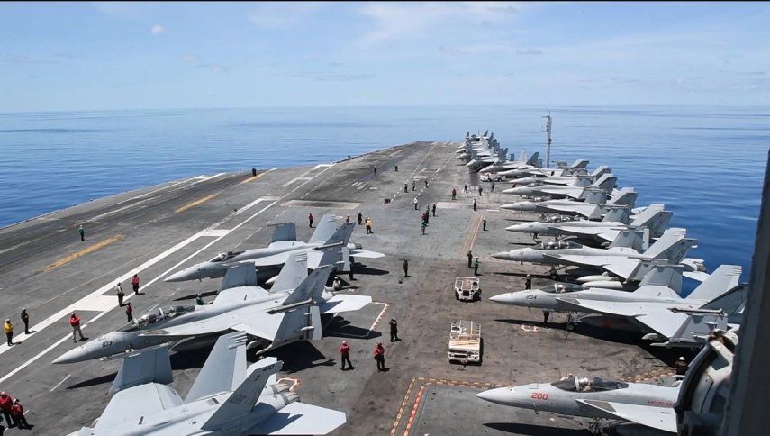 Vista parcial del portaviones estadounidense Nimitz.  